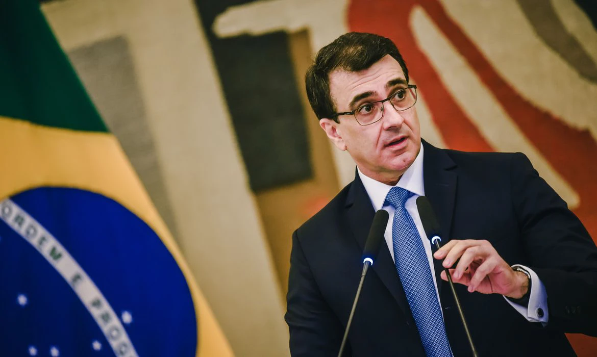 Liderança do Brasil em vacinas beneficiará vizinhos, diz ministro