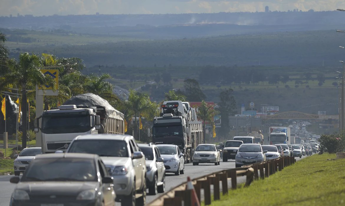 Estradas têm congestionamento na volta para São Paulo