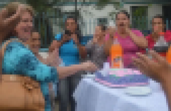 Com escola ocupada, rua vira cenário para festa surpresa