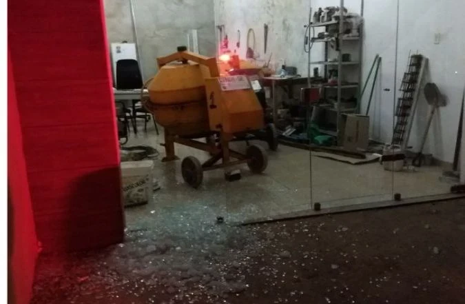 Dupla quebra porta de vidro de loja, furta ferramentas e é detida no bairro Novo Horizonte