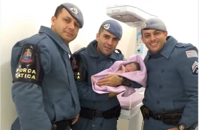 Policiais fazem parto dentro de viatura em Piedade