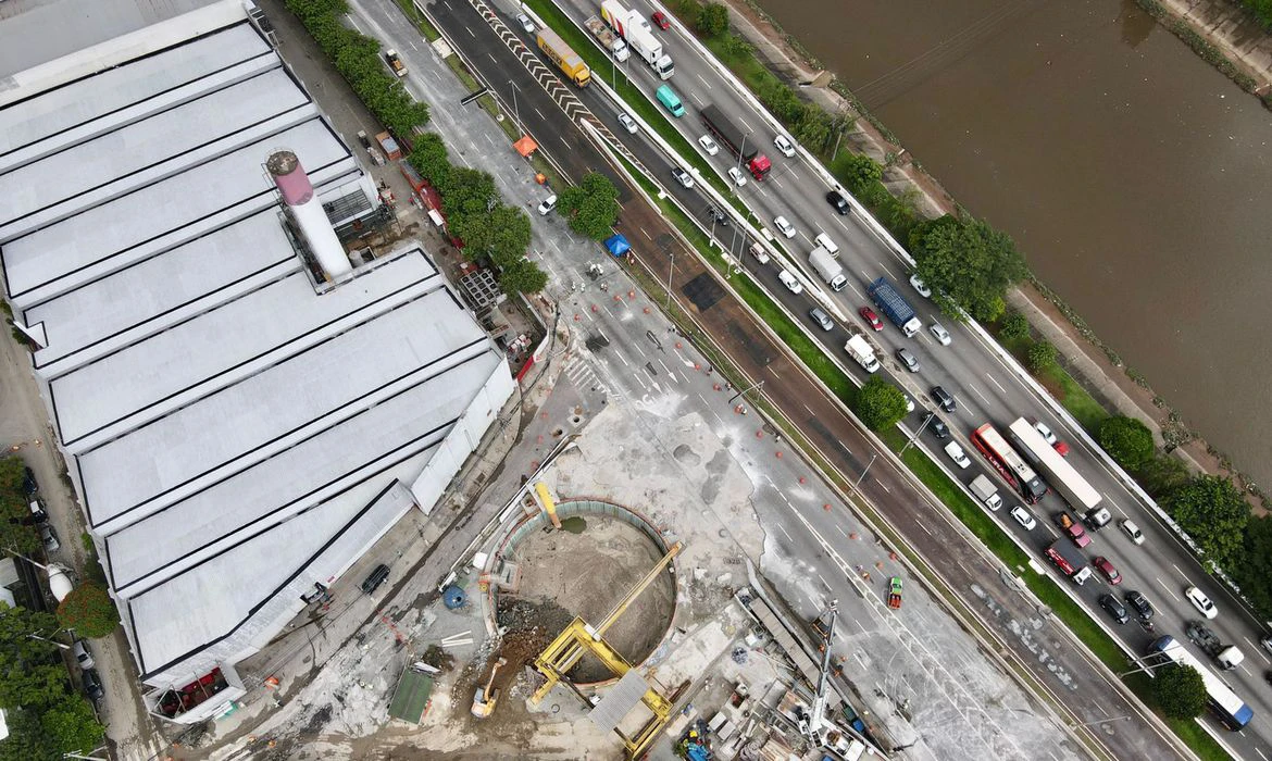 Acúmulo de gás causa explosão em drenagem na cratera do Metrô de SP