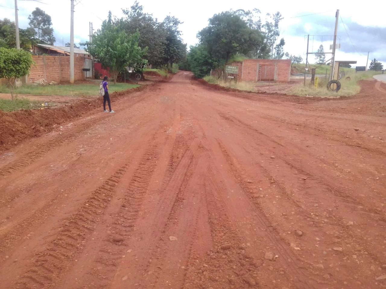 Prefeitura de Iperó realiza manutenção em estrada rural no bairro Alvorada
