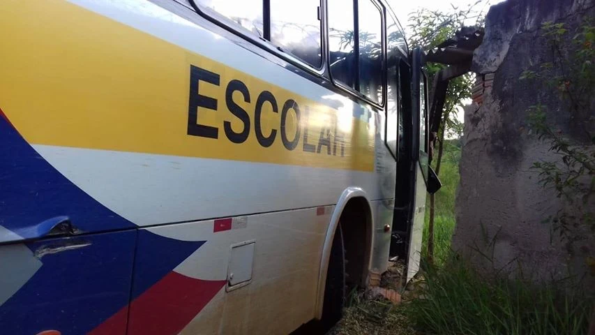 Ônibus desliza na pista e bate em muro em Bacaetava