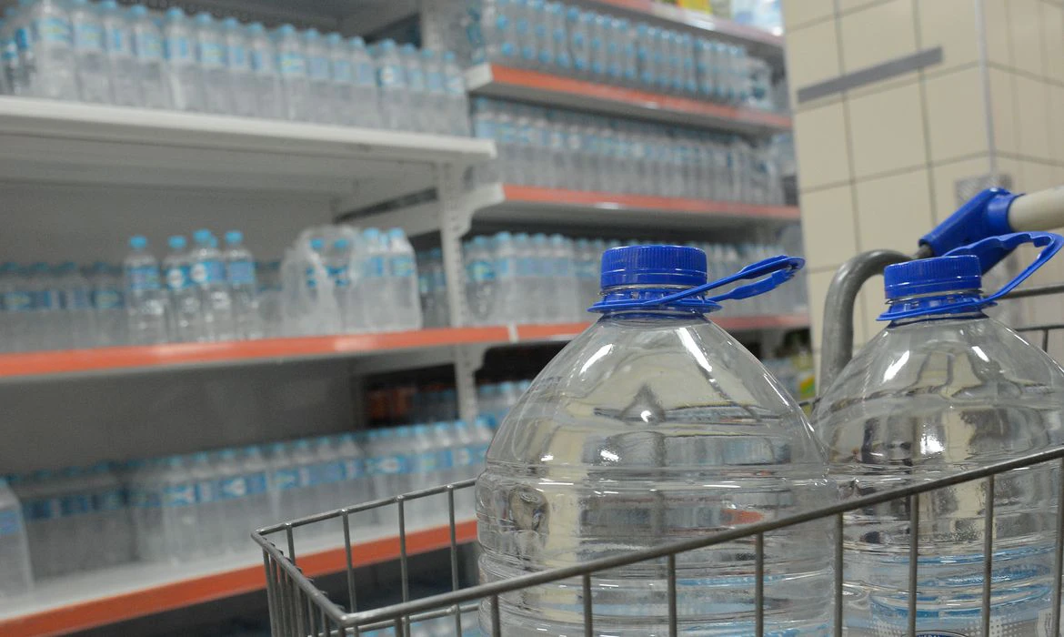 Médicos alertam para alta incidência de pedras nos rins no verão