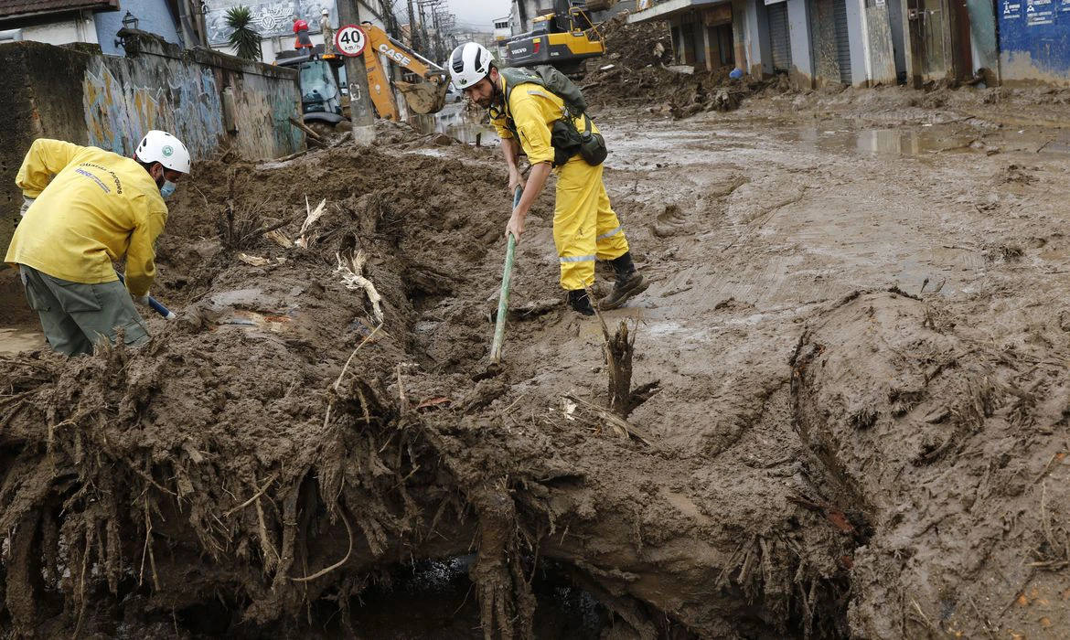 EUA ajudarão com R$ 520 mil famílias atingidas por chuva em Petrópolis