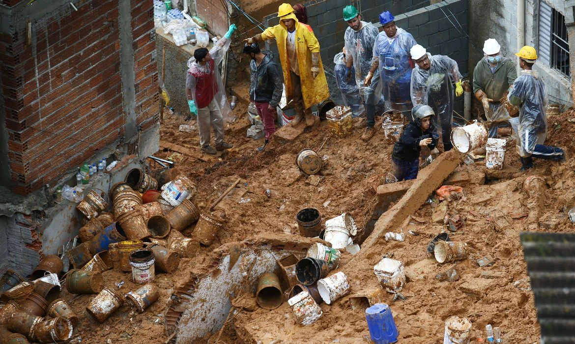 Município paulista busca oito desaparecidos em consequência das chuvas