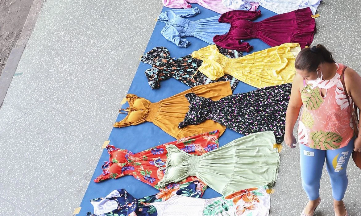 IBGE: desemprego segue em queda e fecha trimestre em 9,1%