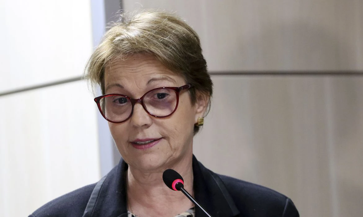 Brasil tem fertilizantes até outubro, garante ministra da Agricultura