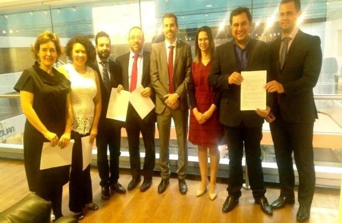 Prefeito assina a validação da regularização do Novo Horizonte