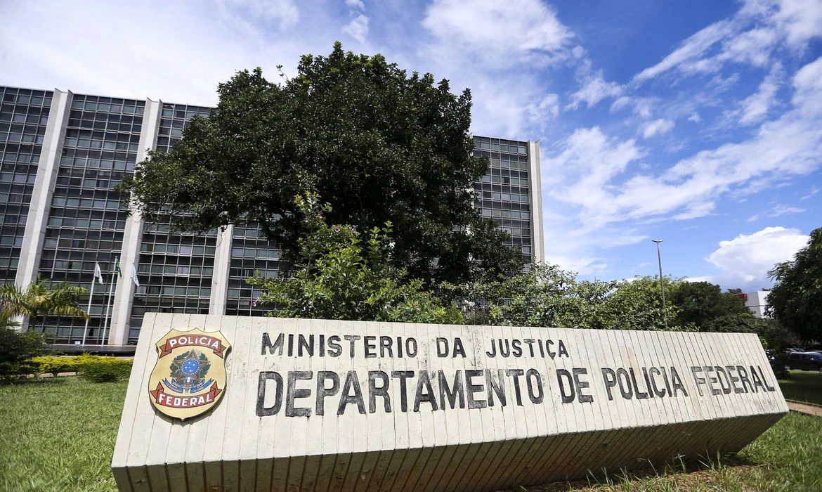PF diz que houve crime em vazamento, mas não indicia presidente