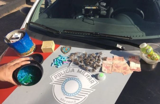 Homem é detido com maço de cigarros cheio de cocaína no Jardim Vitorino
