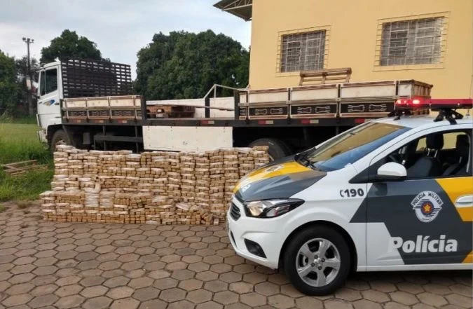 Homem é preso pela PM transportando mais de mil tijolos de maconha