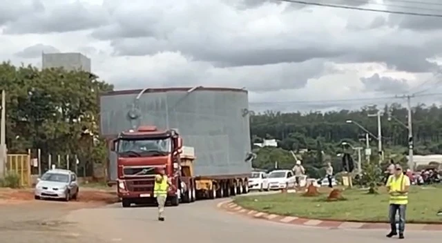 Transporte de peça para ARAMAR complica o Trânsito