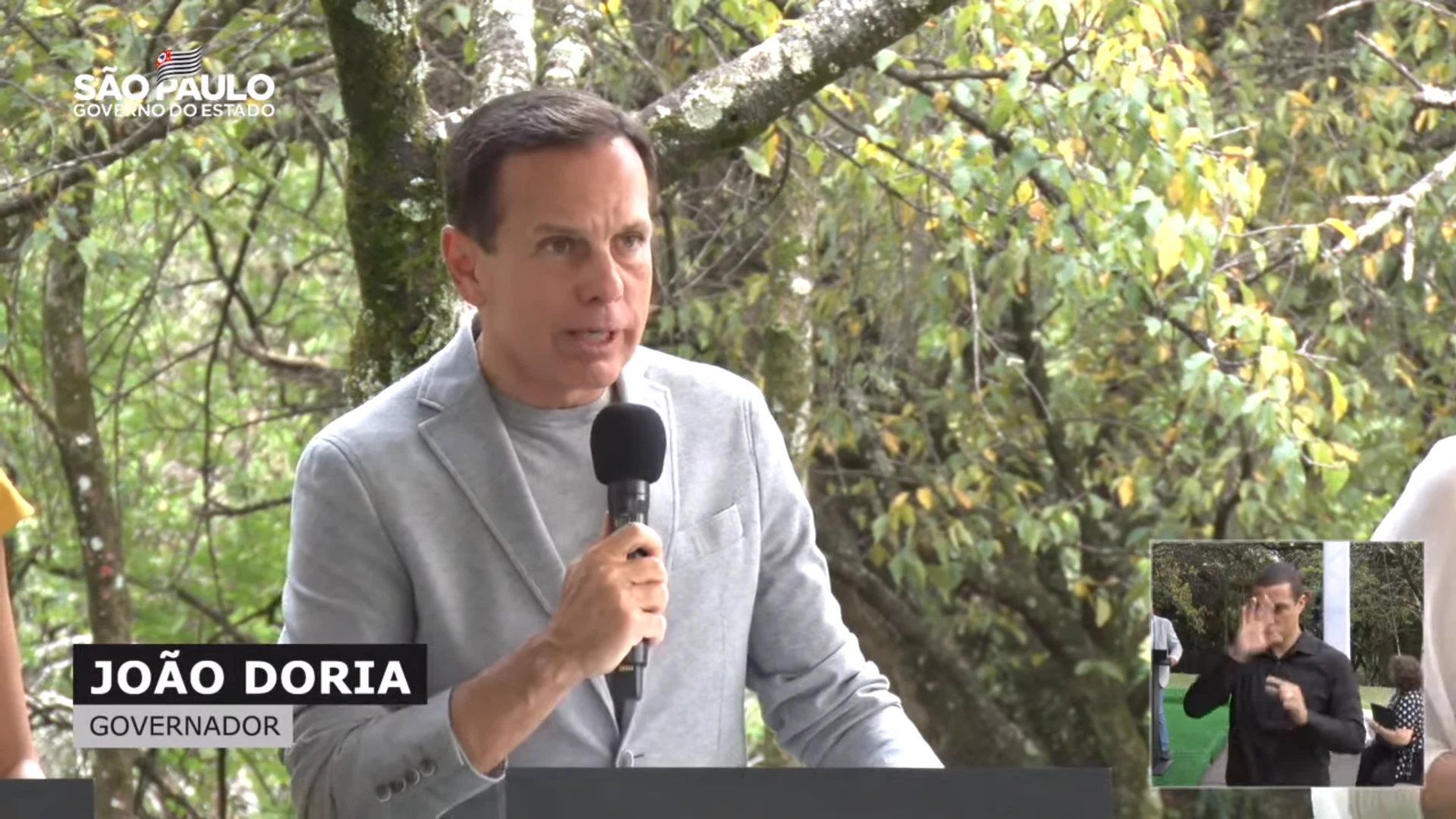 Doria anuncia liberação de uso máscaras em locais abertos
