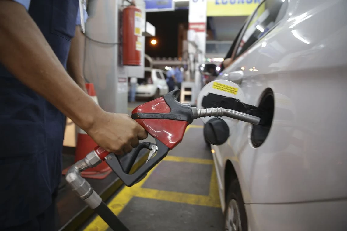 Petrobras baixa gasolina em R$ 0,03 e diesel em R$ 0,04