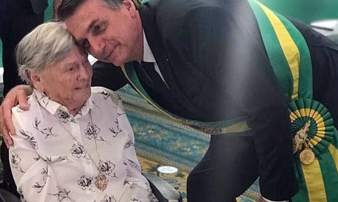 Presidente participa de missa de sétimo dia da mãe