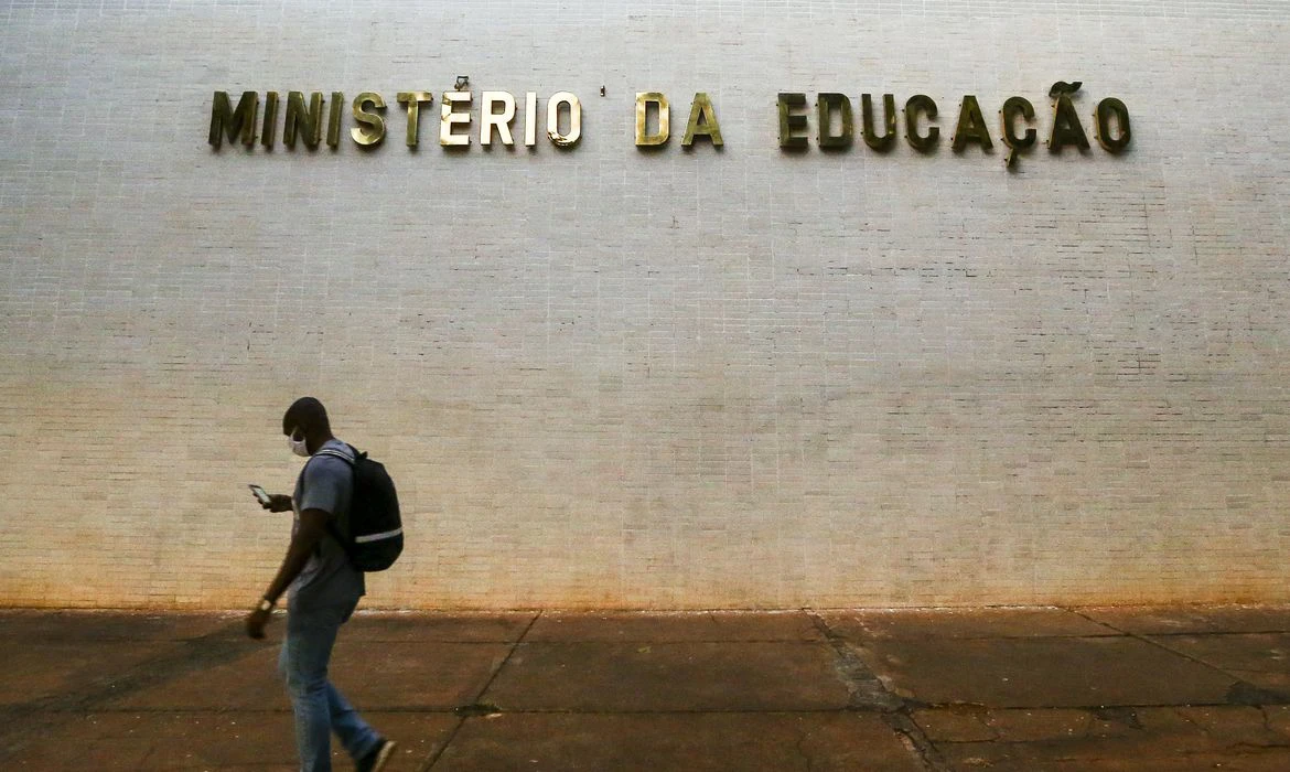 MEC prorroga para 26 de maio convocação da lista de espera do Fies