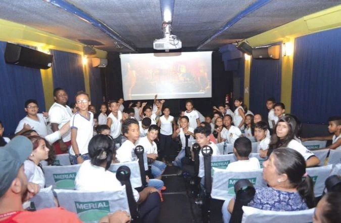Estudantes de Iperó desfrutam da magia do cinema em projeto social