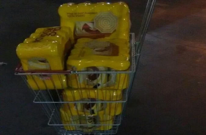 Homem é preso tentando roubar sete fardos de cerveja em supermercado