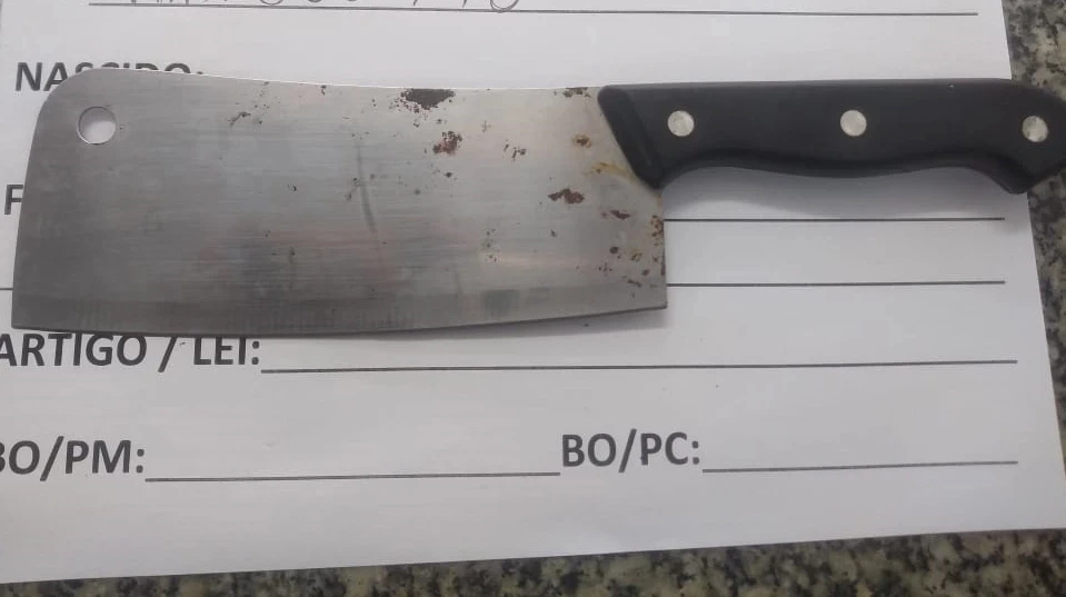 Homem é preso com faca após agredir a esposa e mantê-la em cárcere privado em George Oetterer