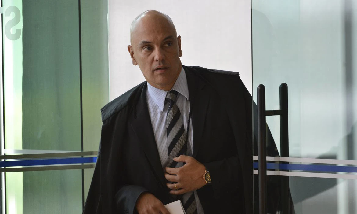 Ministro do STF manda deputado à PF para colocar tornozeleira