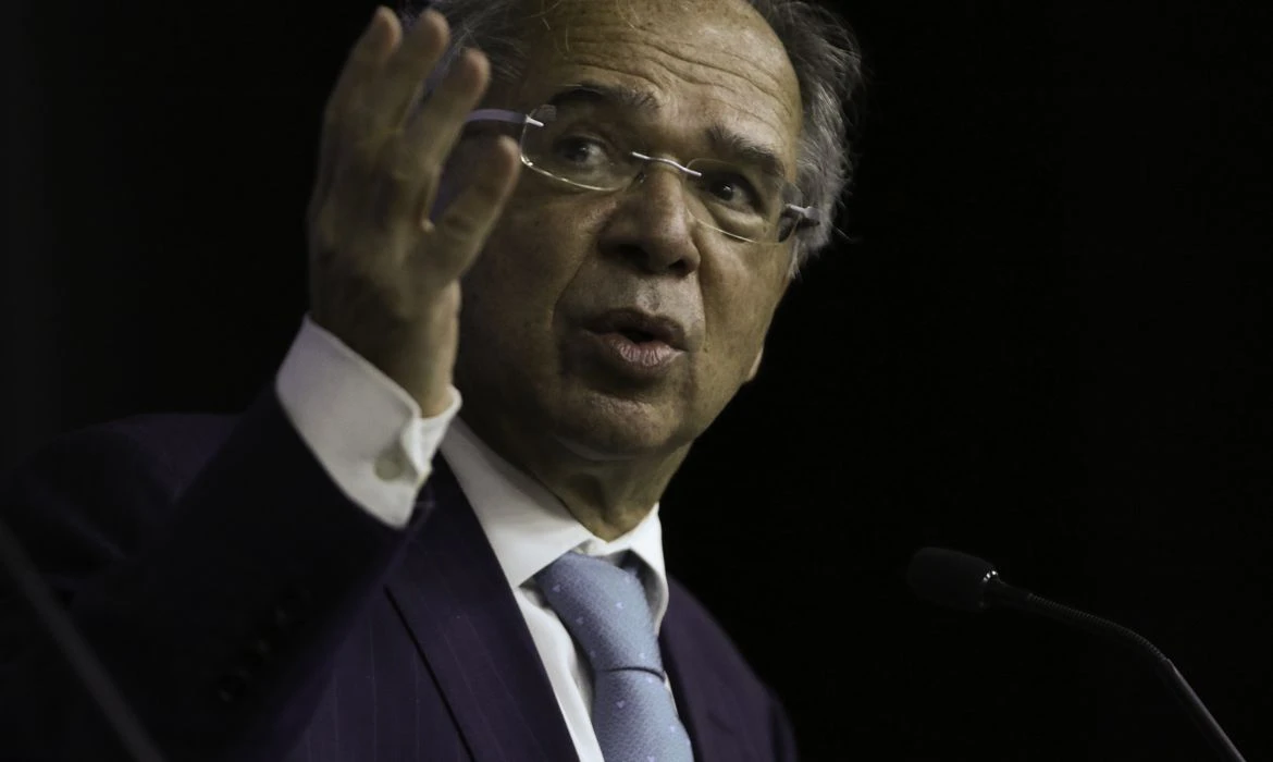 Guedes: governo avalia redução moderada de imposto sobre combustíveis