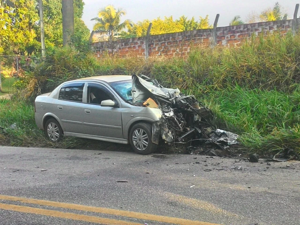 MAIS UM ACIDENTE: Ônibus e carro colidem próximo a ponte do Lampinho, na estrada Sorocaba-Iperó
