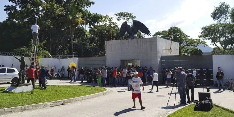 Perícia trabalha com hipótese de curto-circuito como causa de incêndio