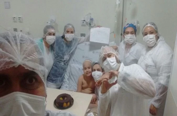 RENASCIMENTO: Diagnosticada com leucemia, menina Júlia reage bem ao transplante e recuperação é confirmada pelos médicos