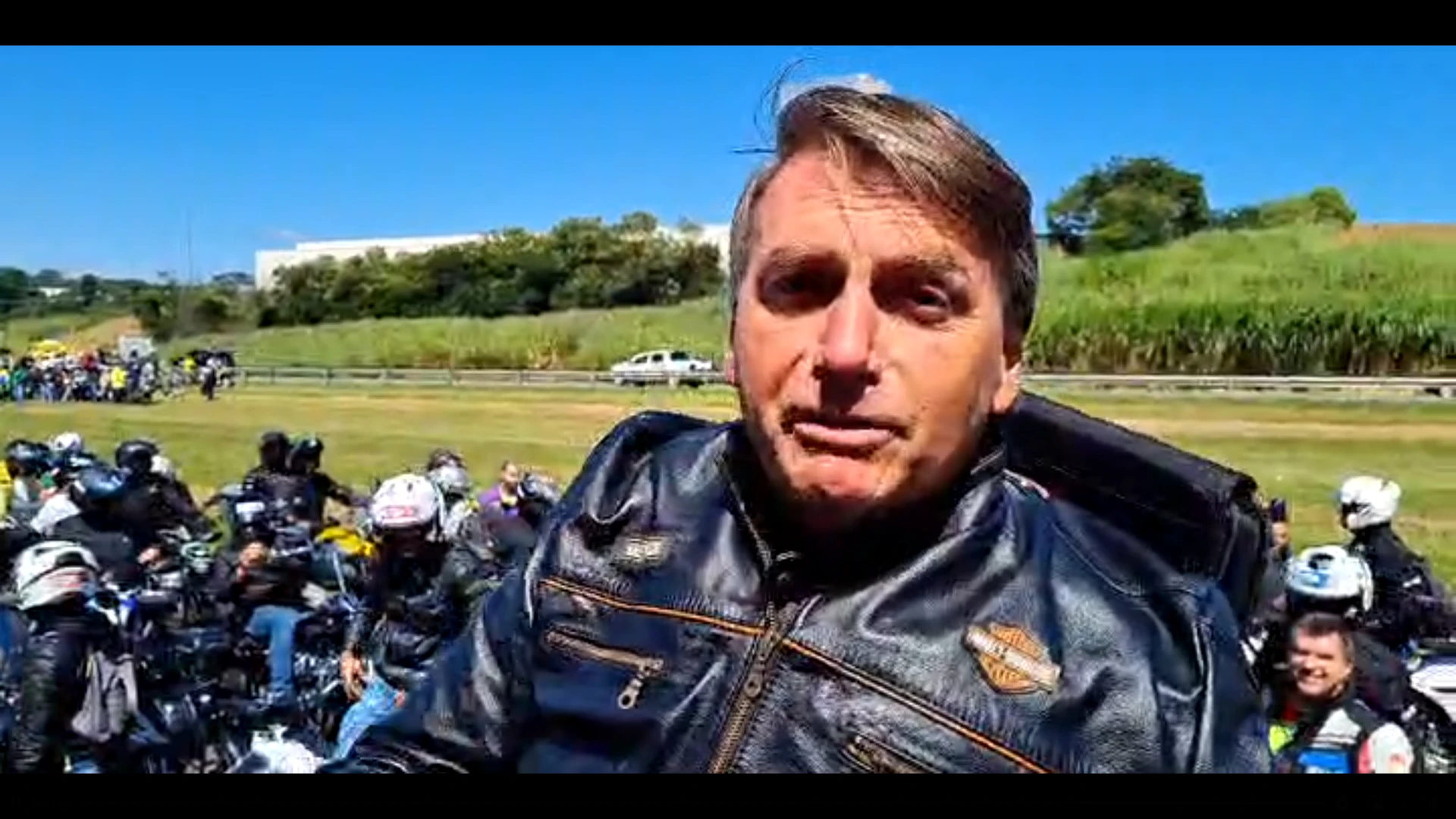 Presidente Bolsonaro participa de motociata em São Paulo