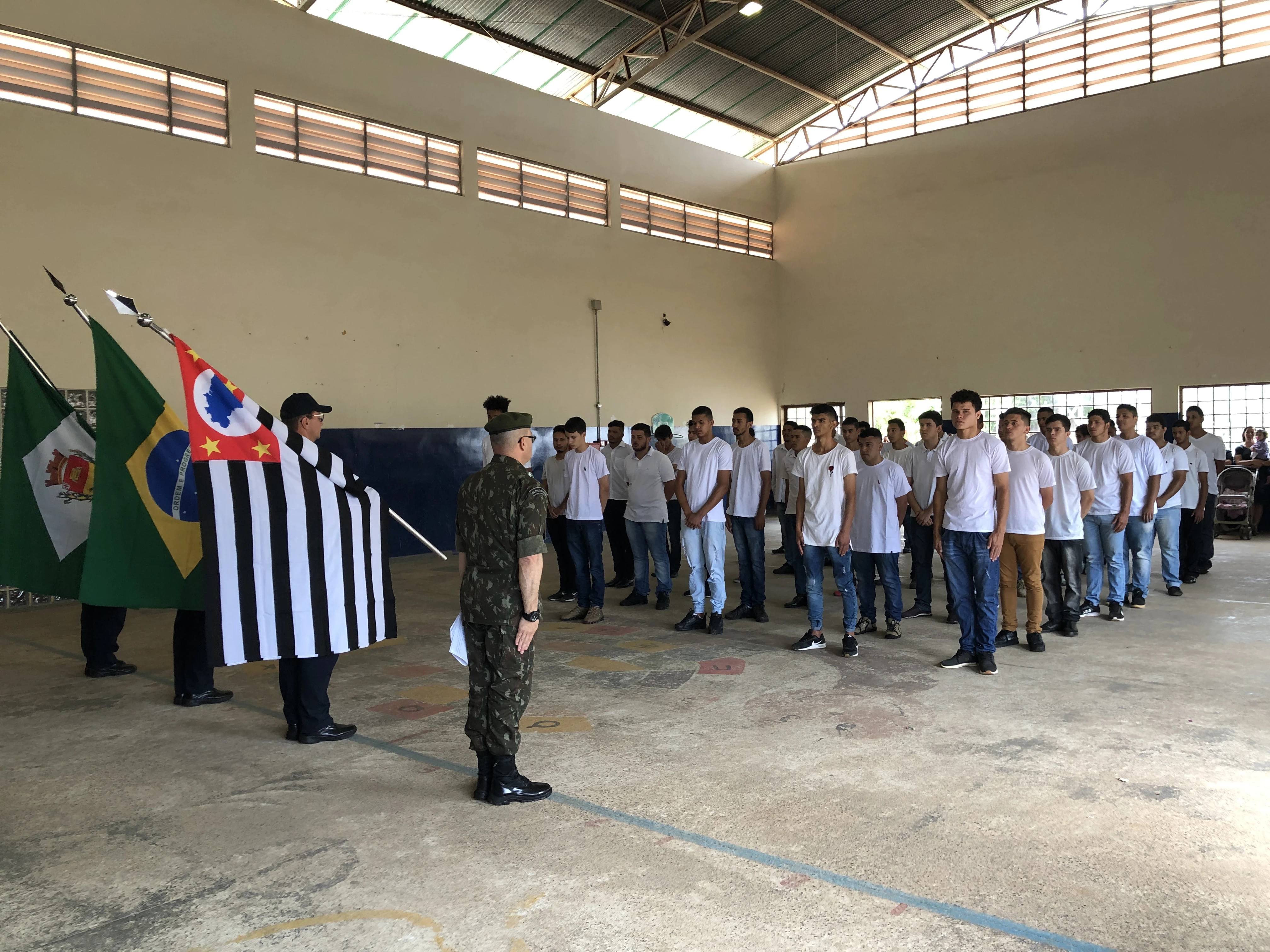 Jovens iperoenses recebem certificados de dispensa do Serviço Militar