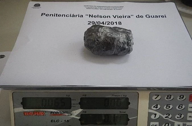 Mulher é presa ao tentar entrar na P1 de Guareí com mais de 100 gramas de drogas