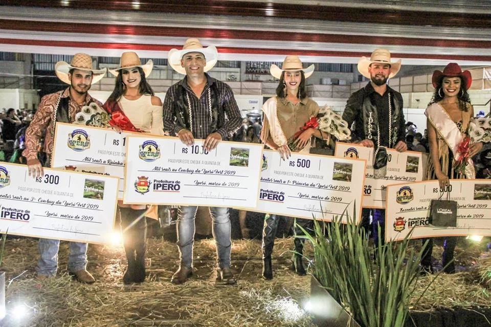 Baile da Rainha reúne centenas de pessoas em Iperó