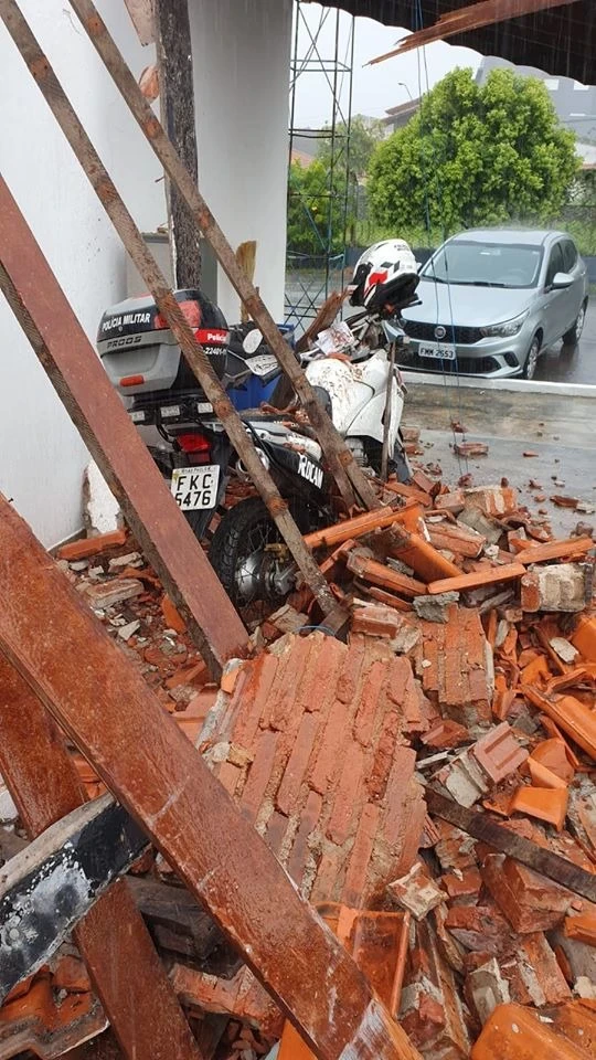 Base da Policia Militar desaba por conta de temporal e policial fica ferido