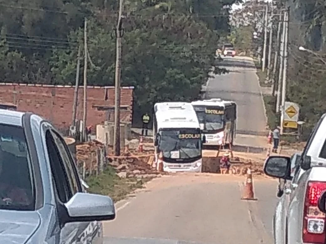 Com obras na pista, para-choque de ônibus escolar enrosca em buraco na estrada vicinal Sorocaba-Iperó