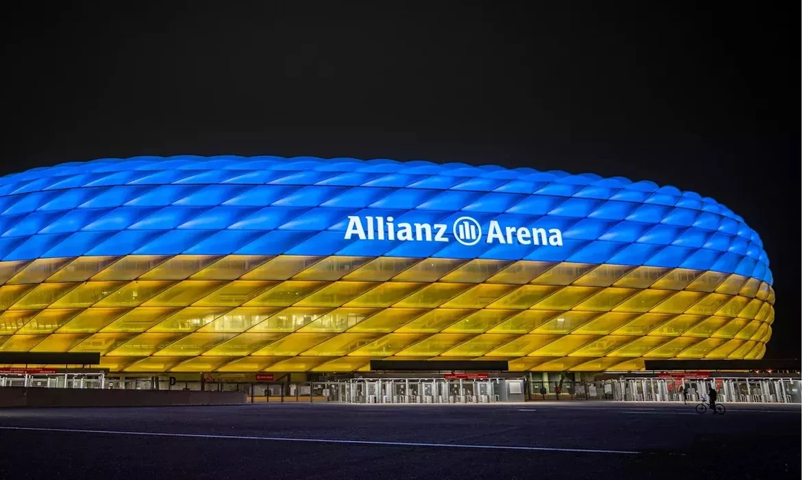 Em apoio à Ucrânia, Bayern de Munique ilumina arena com cores do país