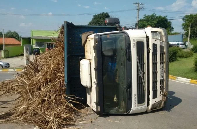 Caminhão carregado com cana tomba em rotatória da cidade
