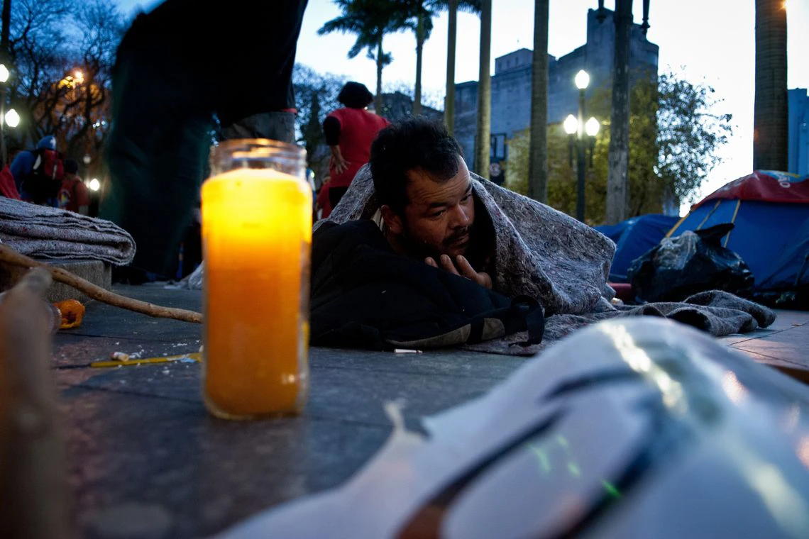 Em São Paulo, estação de metrô abriga pessoas em situação de rua