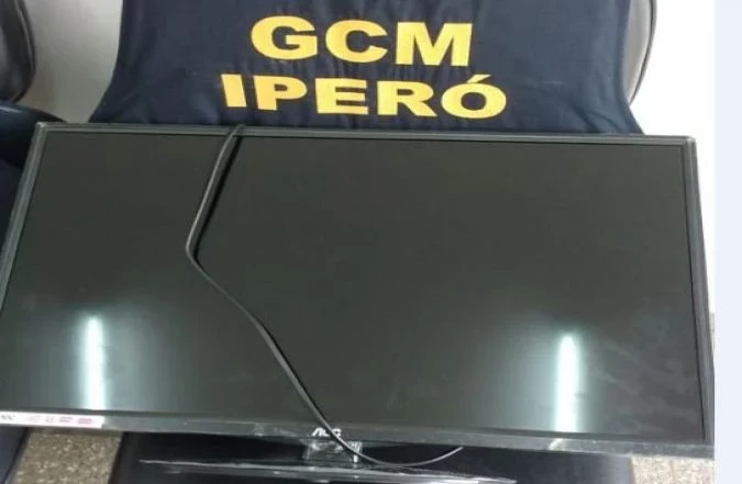 Guarda Civil pega ladrão carregando TV que furtou de residência de idosa