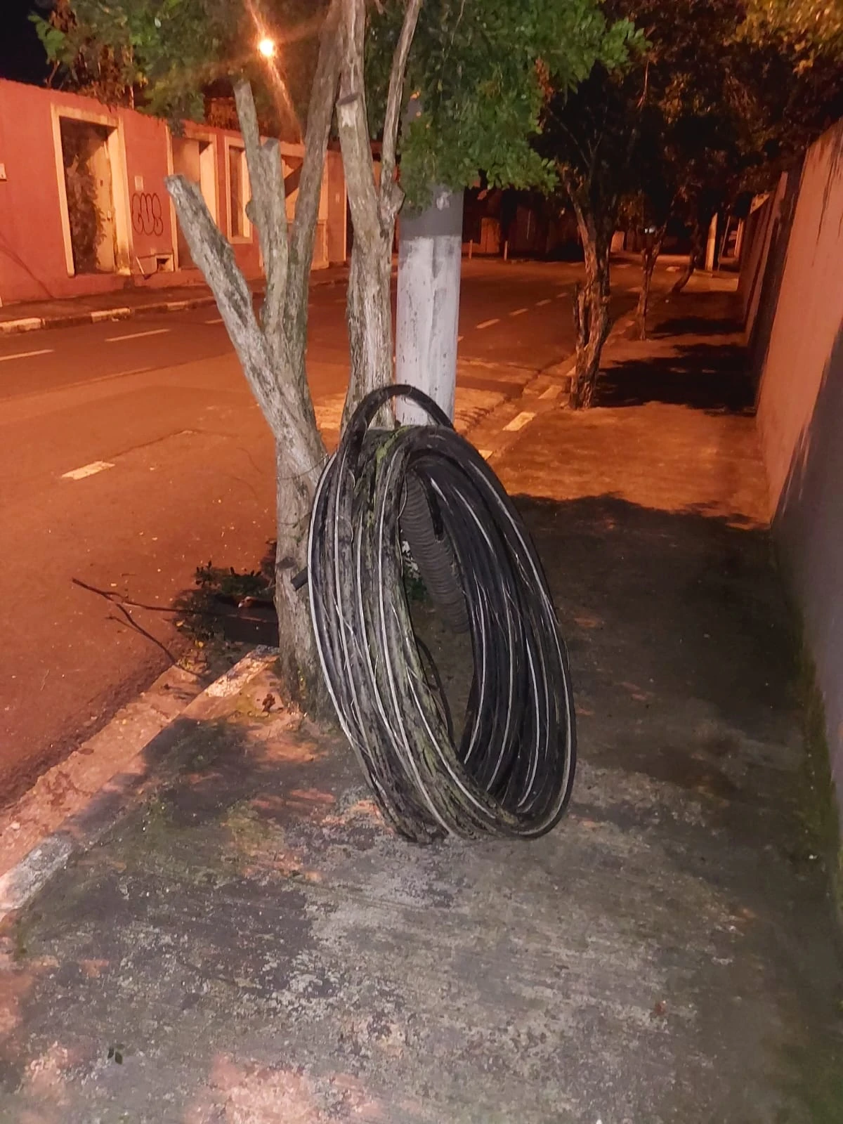 PM prende trio por furto de fios que deixou três quarteirões sem telefonia em Iperó