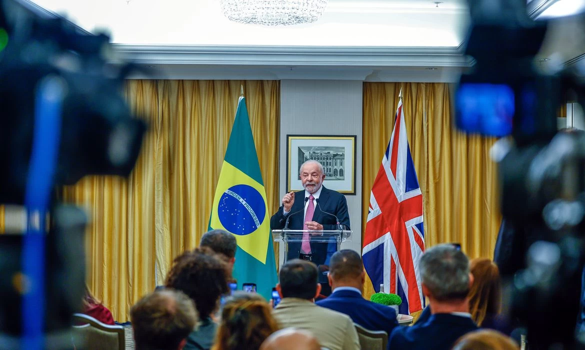 Lula critica manutenção de prisão de Julian Assange