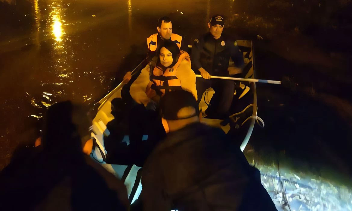 Marinha resgata pessoas ilhadas no Rio Grande do Sul após ciclone