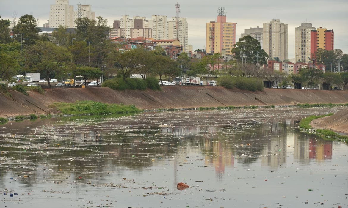 Mancha de poluição no Rio Tietê quase dobra em dois anos
