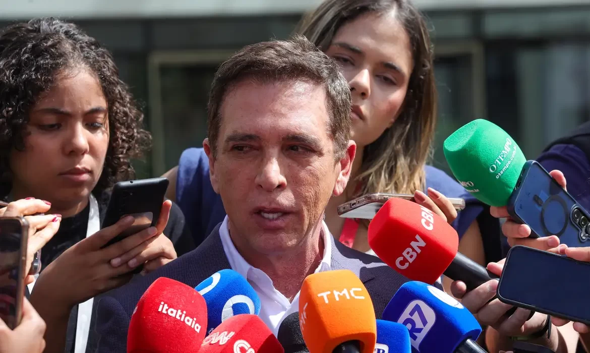 Bolsonaro recebe alta e chega em casa para cumprir prisão domiciliar