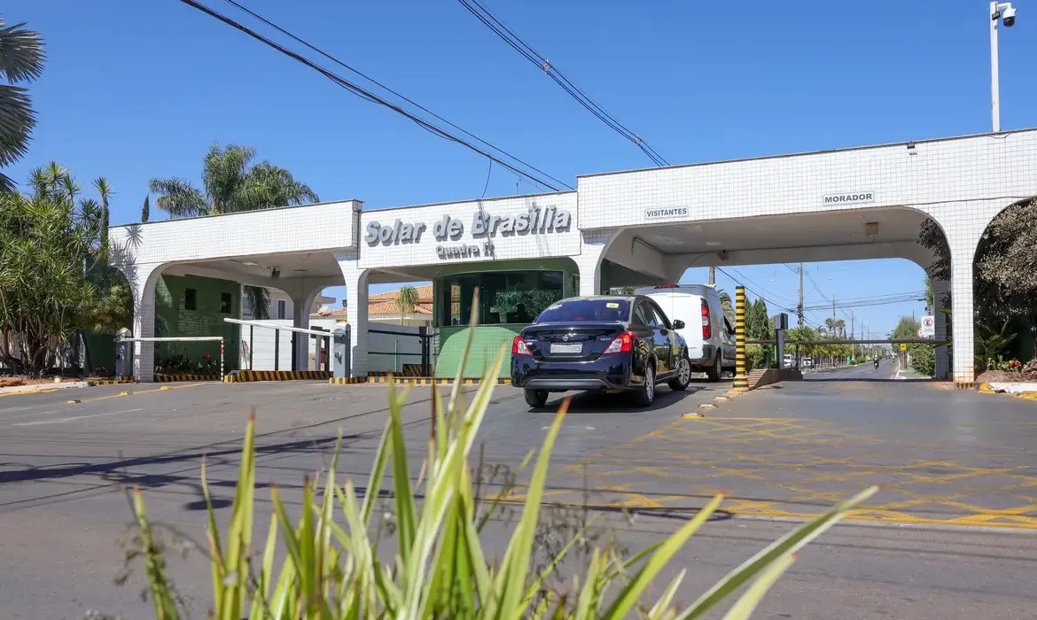 Moraes autoriza Bolsonaro a deixar prisão domiciliar para fazer exames