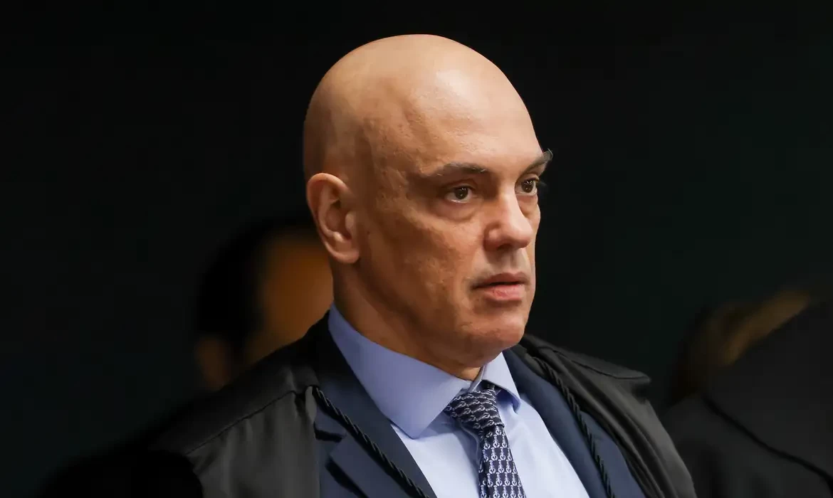 Em decisão, Moraes cita "eventual tentativa de fuga" de Bolsonaro