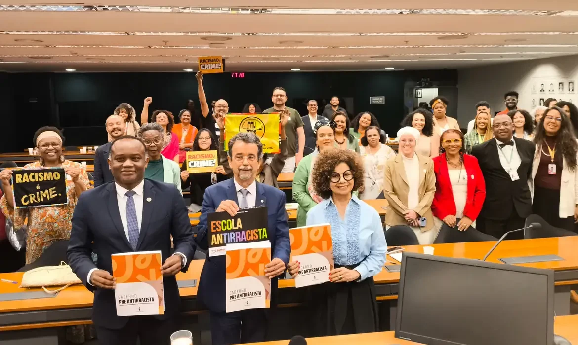 Chega ao Congresso caderno de propostas para educação antirracista