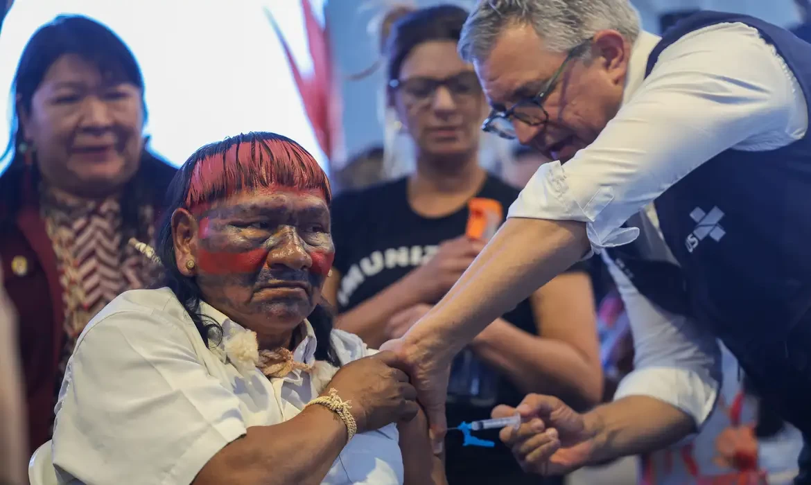 Padilha vacina líderes indígenas durante acampamento em Brasília