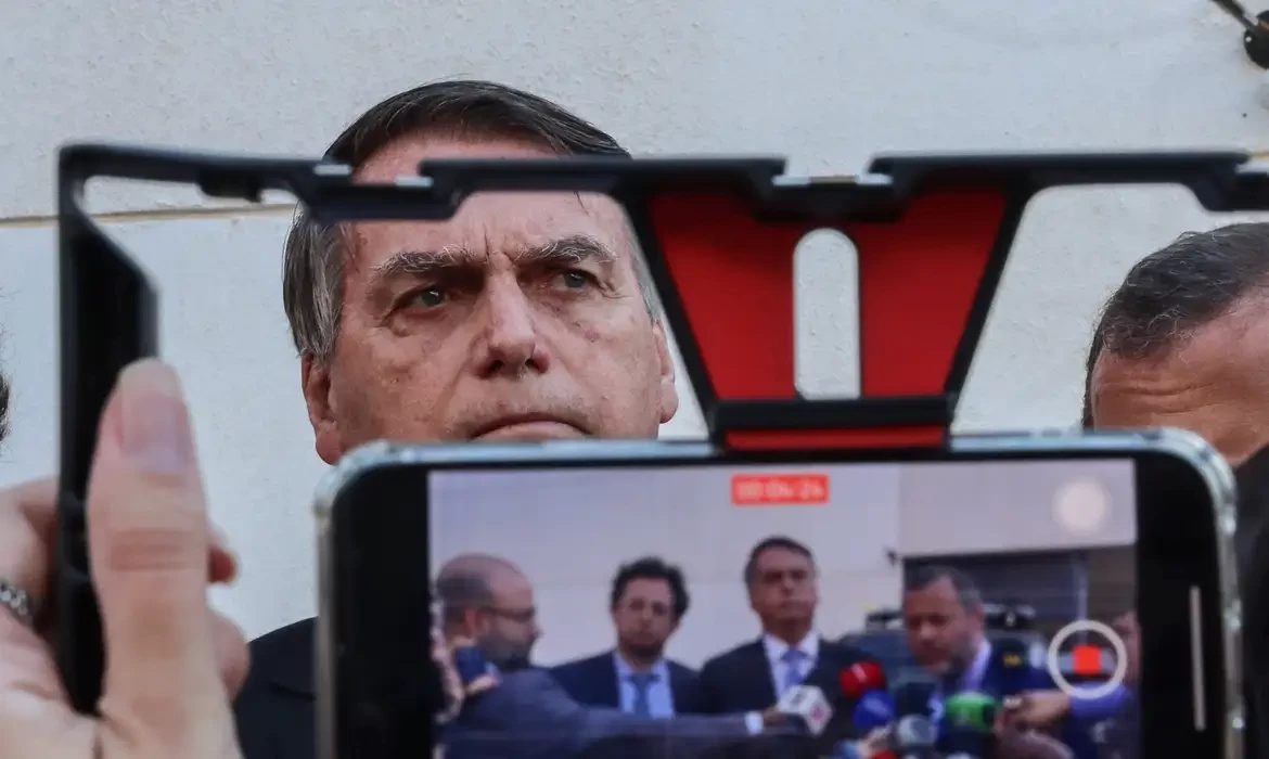 STF abre ação penal contra Bolsonaro e mais 7 réus por trama golpista